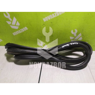 Уплотнитель двери Suzuki Baleno 98-07