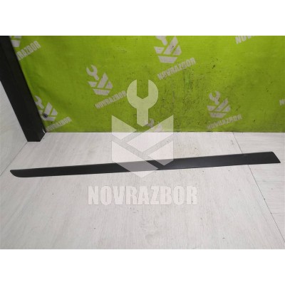 Молдинг передней правой двери Opel Astra H / Family 2004 >
