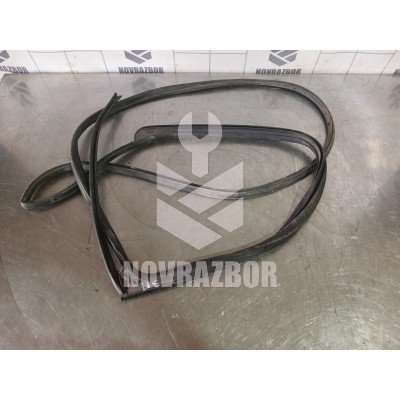 Уплотнитель двери Suzuki SX4 2006-2013