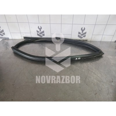 Уплотнитель стекла двери Suzuki SX4 2006-2013
