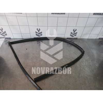 Уплотнитель стекла двери Mazda Mazda 3  BK  02-09