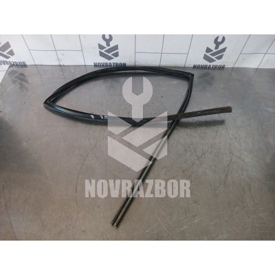 Уплотнитель стекла двери Mazda Mazda 3  BK  02-09