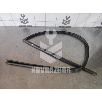 Уплотнитель стекла двери Mazda Mazda 3  BK  02-09