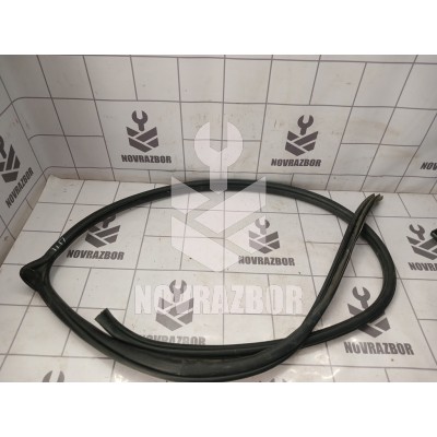 Уплотнитель двери Mazda Mazda 3  BK  02-09