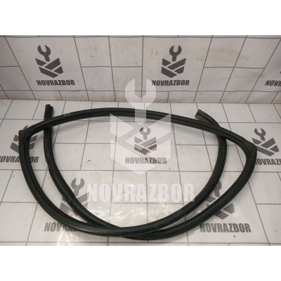 Уплотнитель двери Mazda Mazda 3  BK  02-09