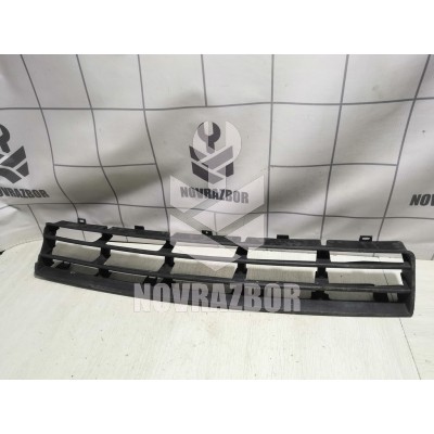 Решетка в бампер центральная VW Golf 4 Bora 97-05