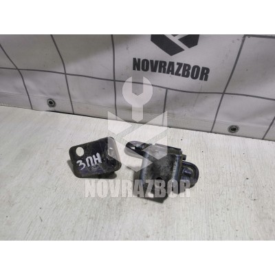 Петля двери задней правой нижняя VW Golf 4 Bora 97-05