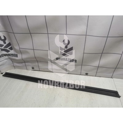 Накладка стекла переднего правого Skoda Fabia 2007-2015 Накладка стекла переднего правого Skoda Fabia 2007-2015