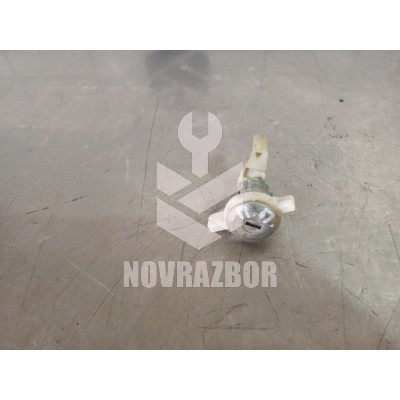 Вставка замка двери прав. Renault Clio 2 Symbol 1998-2008