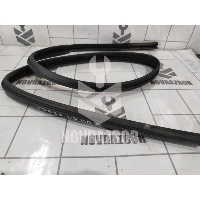 Уплотнитель двери Opel Corsa C 2000-2006