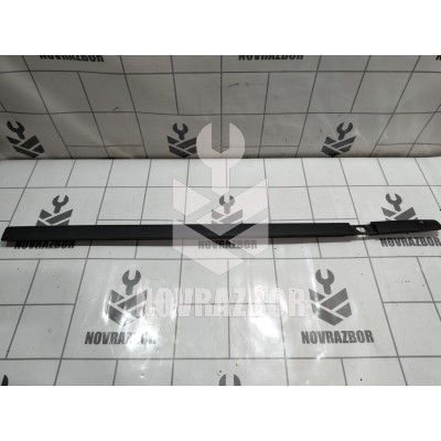 Молдинг передней правой двери Renault Clio 3  2005-2012