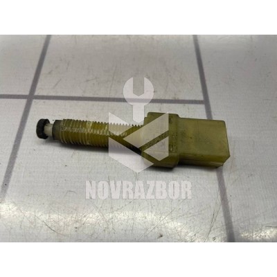 Датчик включения стопсигнала Audi 80 90 B3 86-91 Датчик включения стопсигнала Audi 80 90 B3 86-91