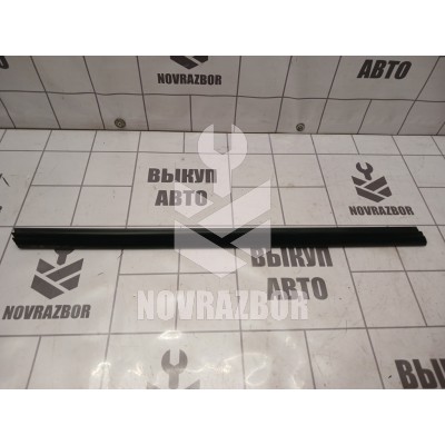 Накладка стекла переднего правого Skoda Yeti 2009-2018