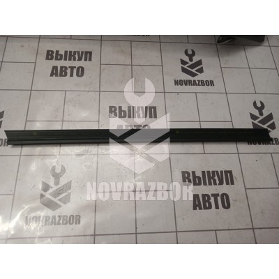 Накладка стекла переднего левого Skoda Yeti 2009-2018