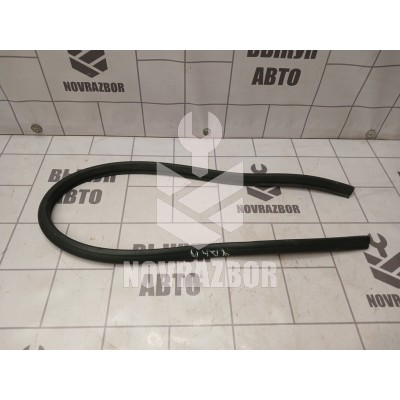 Уплотнитель капота Skoda Yeti 2009-2018