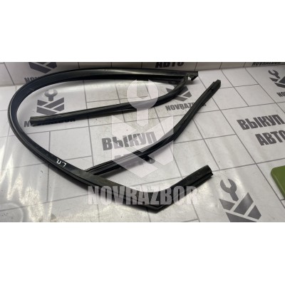 Уплотнитель стекла двери Ford Fiesta 2001-2007