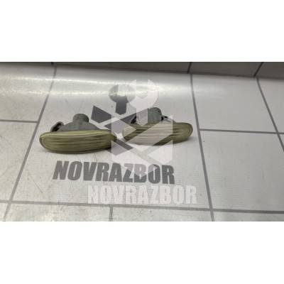 Повторитель на крыло белый Fiat Stilo  02-07